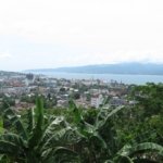 Panorama kota dan Teluk Ambon dalam foto arsip 2008; bukan dokumentasi pertemuan Ponorogo–Ambon 2026.
