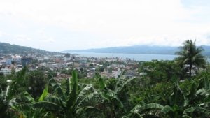 Panorama kota dan Teluk Ambon dalam foto arsip 2008; bukan dokumentasi pertemuan Ponorogo–Ambon 2026.