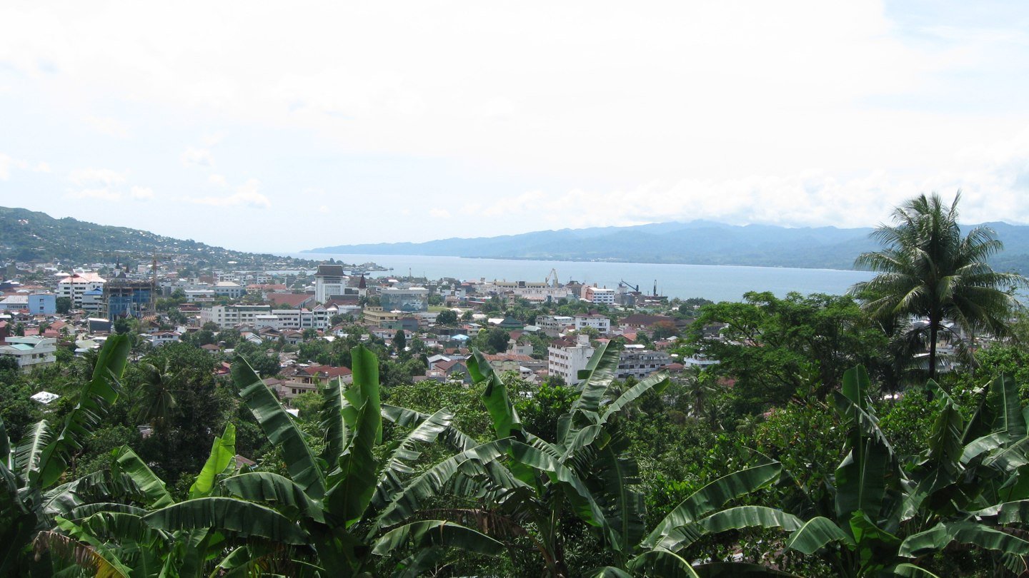 Panorama kota dan Teluk Ambon dalam foto arsip 2008; bukan dokumentasi pertemuan Ponorogo–Ambon 2026.