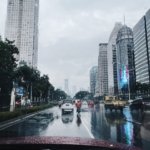 Foto arsip hujan di Jalan Jenderal Sudirman, Jakarta, pada 2021; bukan cuaca Oktober 2026 dan bukan Ponorogo.
