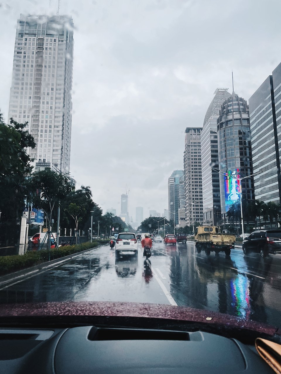 Foto arsip hujan di Jalan Jenderal Sudirman, Jakarta, pada 2021; bukan cuaca Oktober 2026 dan bukan Ponorogo.