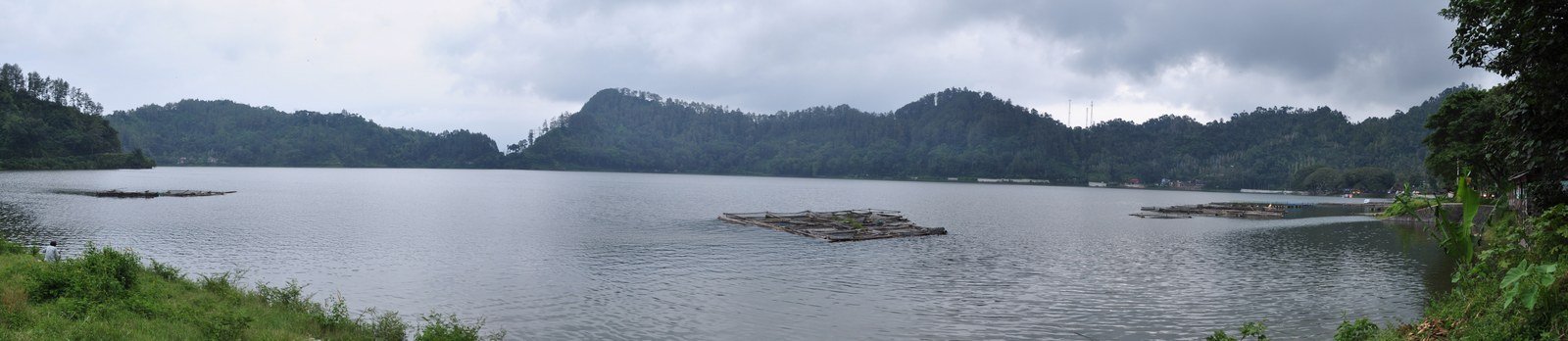 Panorama Telaga Ngebel dalam foto arsip 2013, bukan dokumentasi pertunjukan seni 2026.